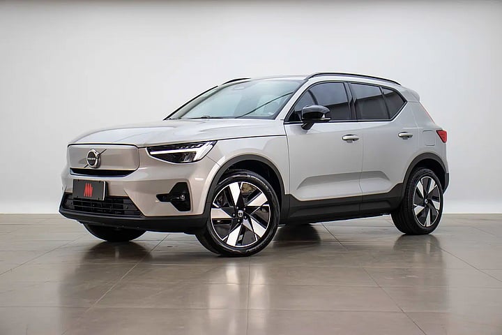 Foto de um volvo xc40 40 recharge plus (elétrico).