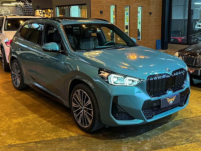 Foto de um bmw ix1 ix xdrive 30 m sport elétrico verde 2023/2024.