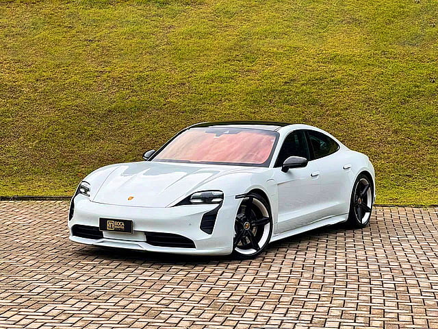 Foto de um porsche taycan 4s  branca 2020/2021.