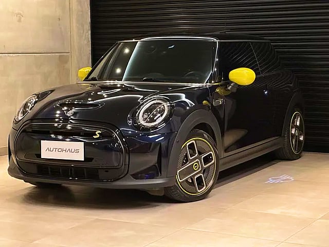 Foto de um mini cooper s top collection eletric 2022.