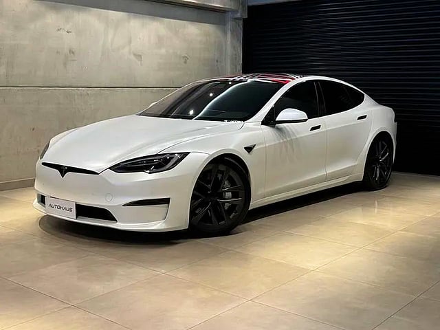 Foto de um tesla model s plaid 2021.