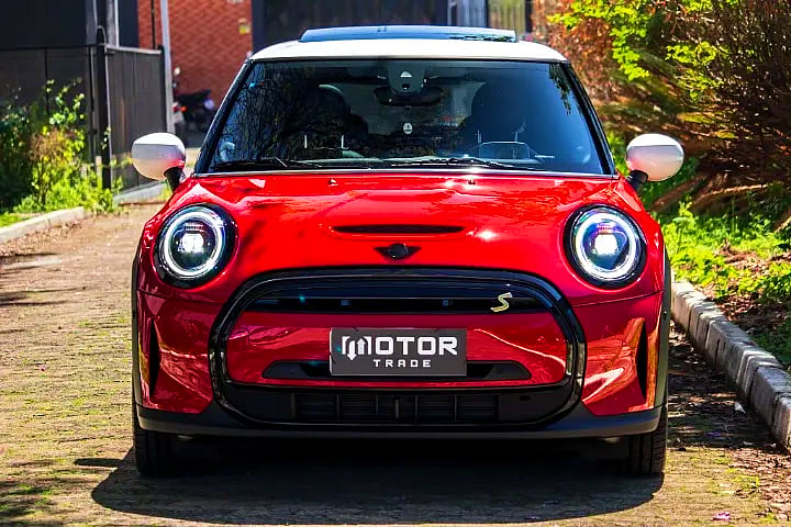 Foto de um mini cooper se top elétrico / apenas 13mil km!.