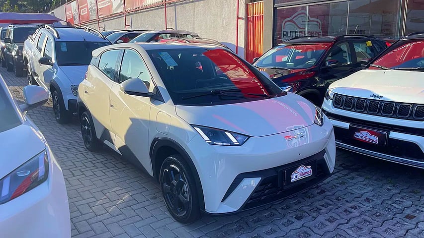 Foto de um byd dolphin mini elétrico 38kw 5l.