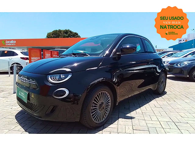 Foto de um fiat 500e 2022 icon elétrico.