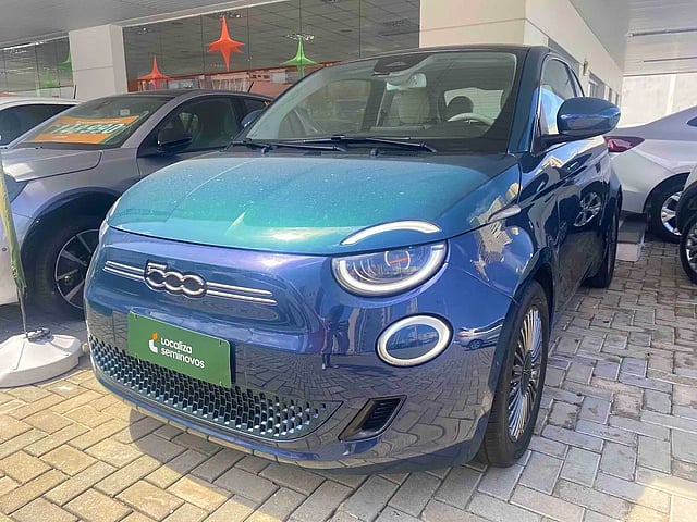 Foto de um fiat 500e 2022 icon elétrico.