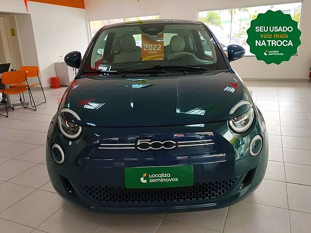 Foto de um fiat 500e 2022 icon elétrico.