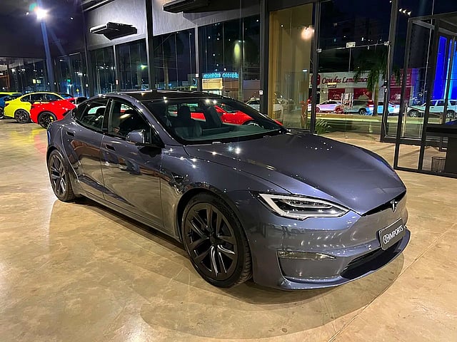 Foto de um tesla model s plaid eletrico.