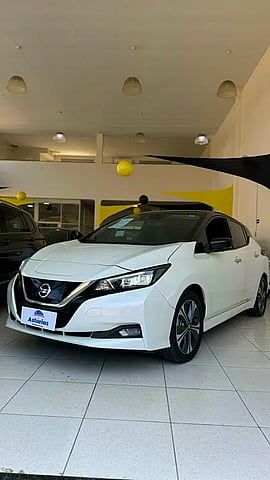 Foto de um nissan leaf tekna.