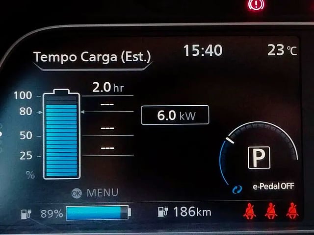 Foto de um nissan leaf tekna 2022.