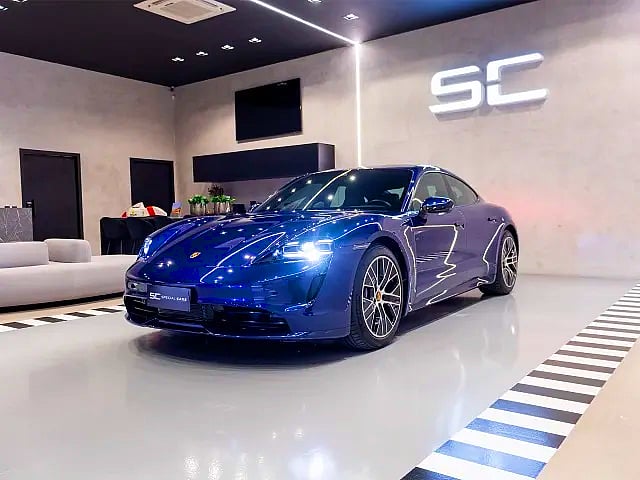 Foto de um porsche taycan elétrico 2022.