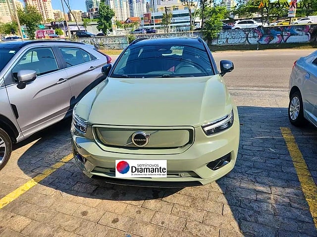 Foto de um volvo xc40 p8 recharge awd 2022 elétrico.