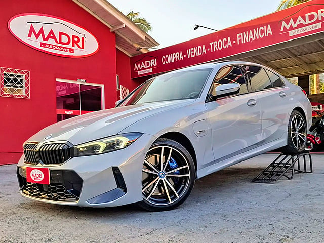 Foto de um bmw 330e 2.0 16v.