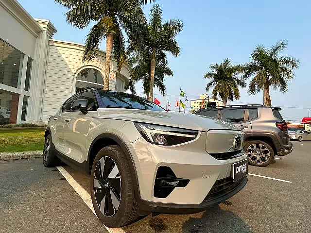 Foto de um volvo xc40 p6 recharge electric plus 2024.