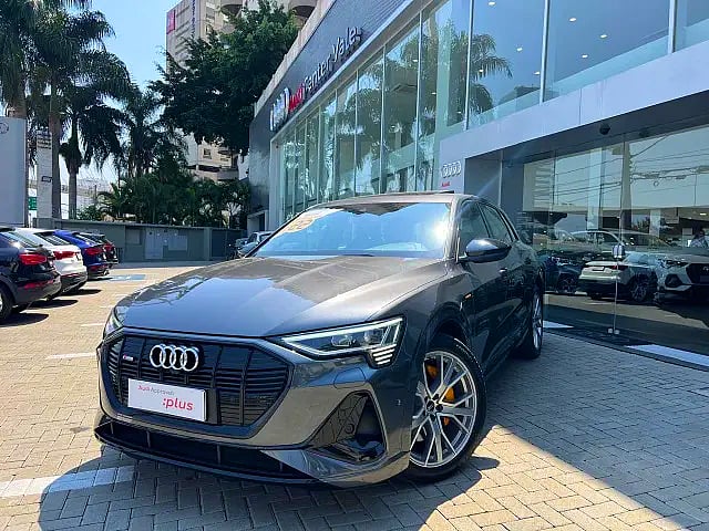 Foto de um audi e-tron q8  performance black 2022 - elétrico com 15.000km - center vale.