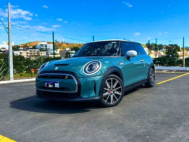 Foto de um mini cooper s multi one edition eletrico.