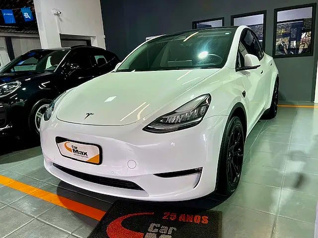 Foto de um tesla model y long range awd elétrico dualmotor 2021.