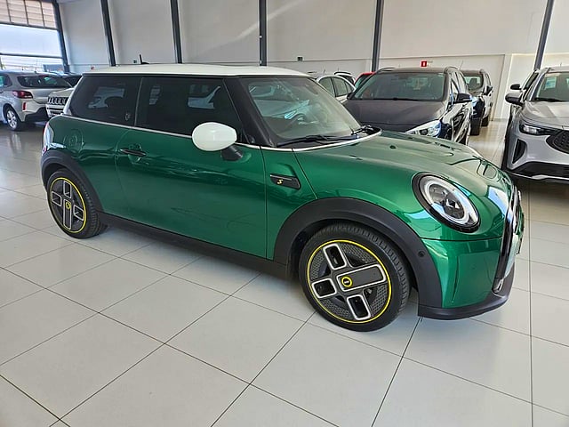 Foto de um mini cooper 2022 se top 2p elétrico.