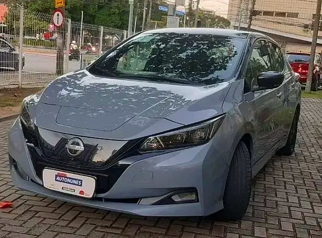 Foto de um nissan leaf (elétrico) com apenas 8mil km rodados e garantia de fábrica.