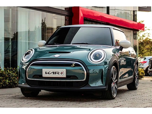 Foto de um mini cooper 2023 se multitone edition 2p elétrico.