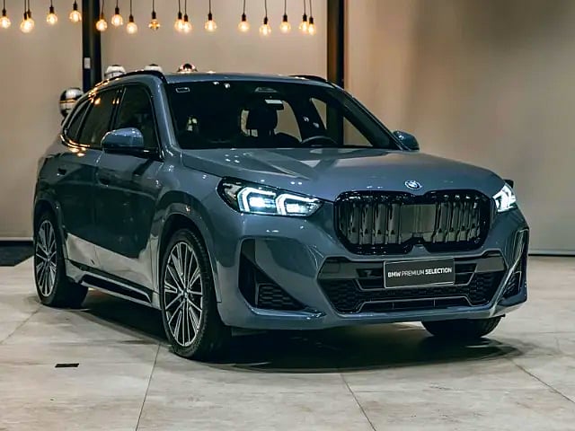 Foto de um bmw ix1 elétrico xdrive30 m sport.