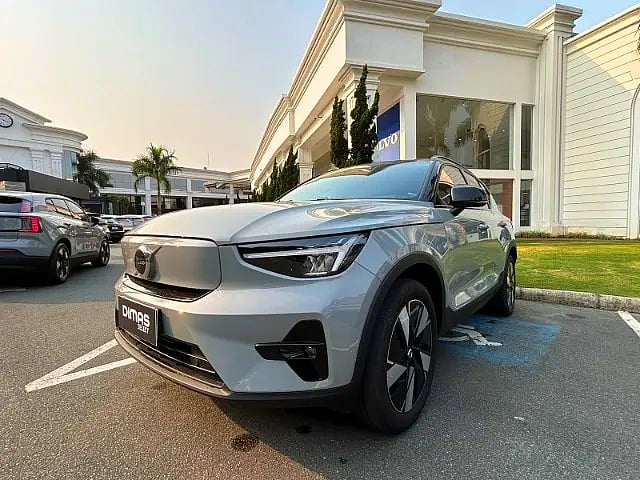 Foto de um volvo xc40 p6 recharge 2023/2024.