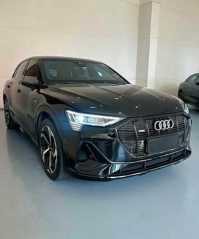 Foto de um audi e-tron performance black aut. eletrico.