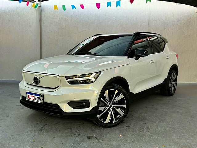 Foto de um volvo xc 40 recharge pure eletric (elétrico).