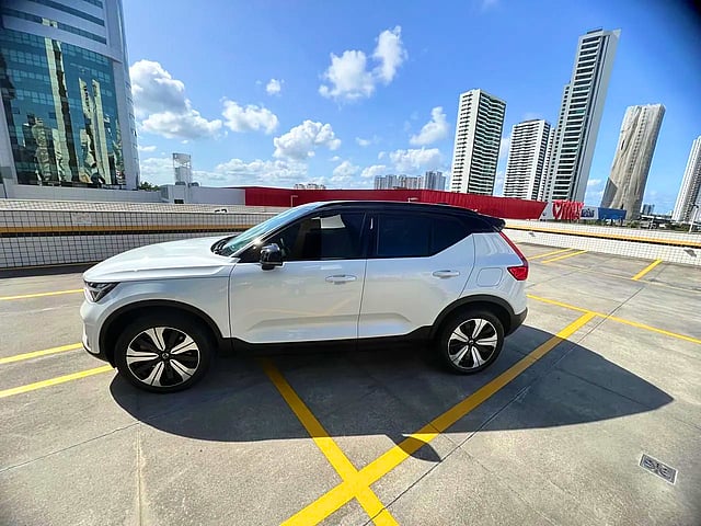 Foto de um volvo xc40 p6 recharge electric plus 2023 branco 16.700km garantia até 2028.