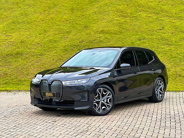 Foto de um bmw ix xdrive 40 cinza 2022/2023.