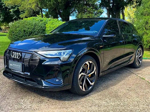 Foto de um audi e-tron performace black aut. (elétrico).