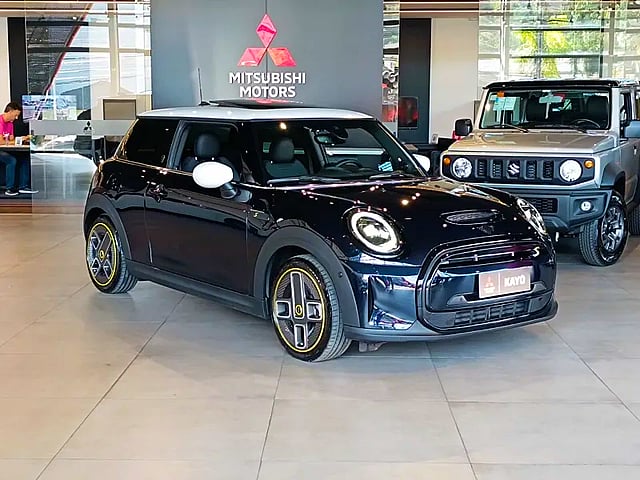 Foto de um mini cooper se top 3p (elétrico).