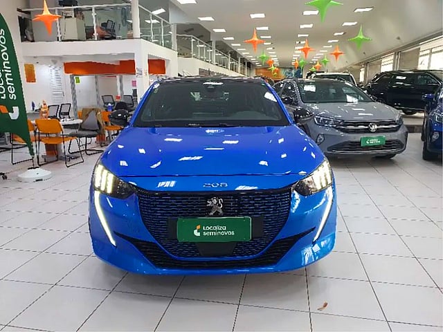 Foto de um peugeot 208 2022 elétrico e-gt automático.