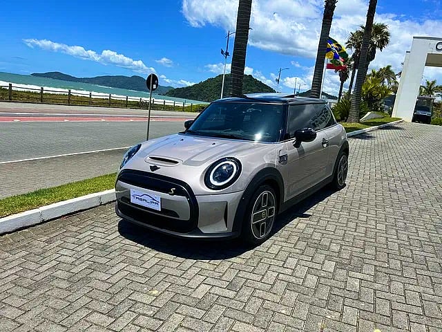 Foto de um mini cooper se top collection 2022.