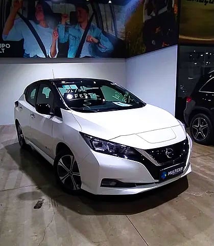 Foto de um nissan leaf 2022 aut. 100% elétrico.