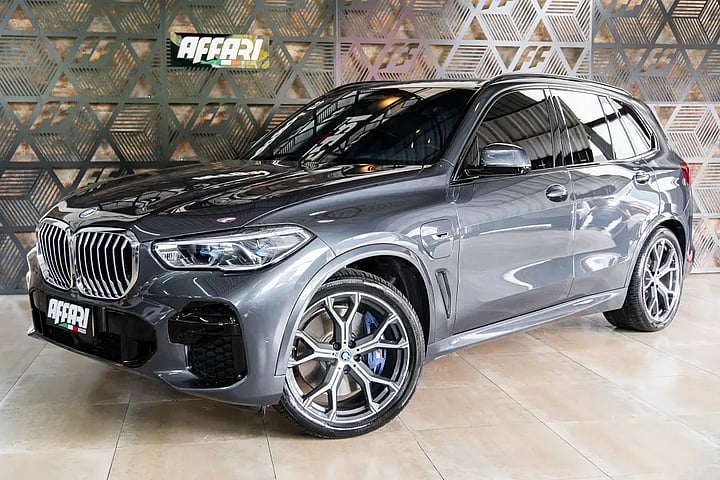 Foto de um bmw x5 xdrive 45e 3.0 24v.