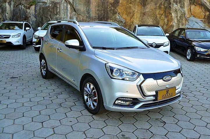 Foto de um jac iev 40 bev elétrico prata 2019/2020.