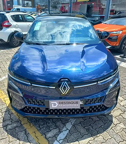 Foto de um renault megane e -tech 2024 elétrico.