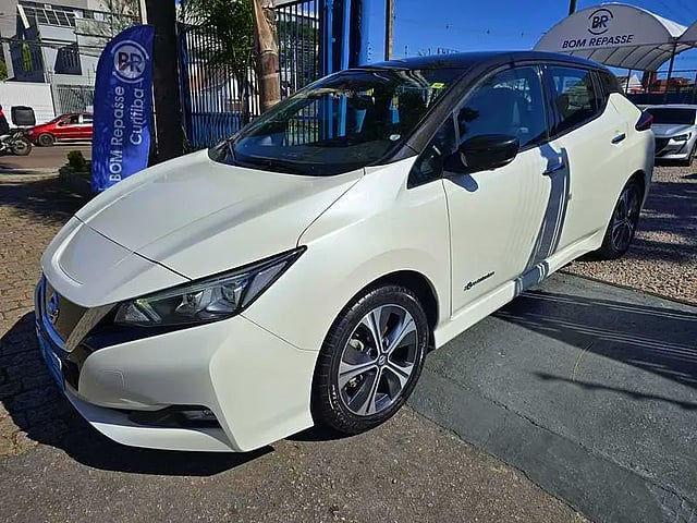 Foto de um nissan leaf tekna 2022.