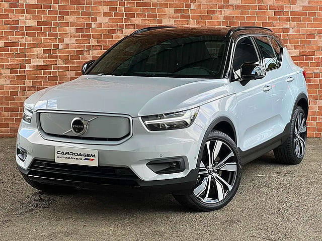 Foto de um volvo xc40 p8 elétrica.