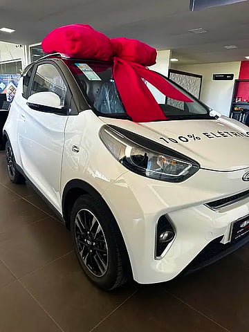 Foto de um chery icar eq1 tech (elétrico).