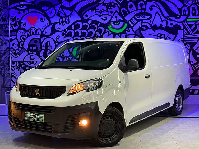 Foto de um peugeot expert e  cargo elétrico 2022 impecável.