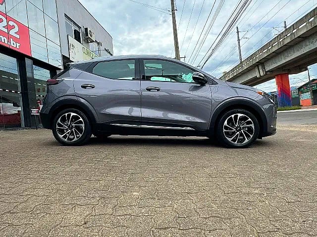 Foto de um chevrolet bolt 100% eletrico 2023.