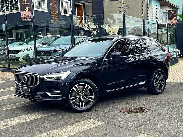 Foto de um volvo xc 60 t8 momentum 2021.