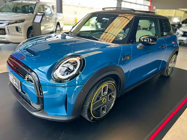 Foto de um mini cooper se sport 3p (elétrico).