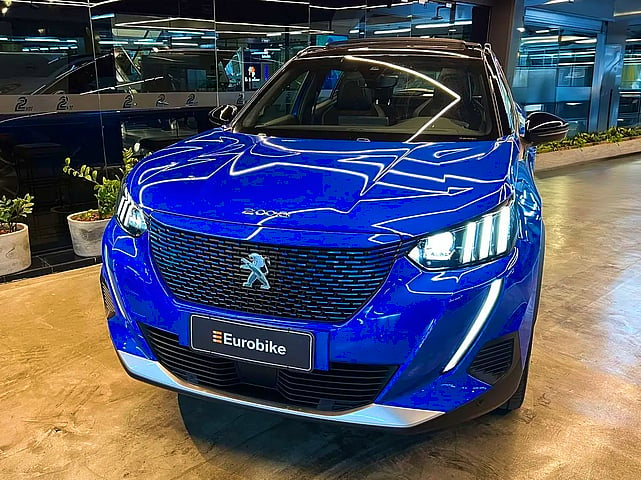 Foto de um peugeot e-2008 2008 50 kw elétrico e-gt azul 2023/2023.