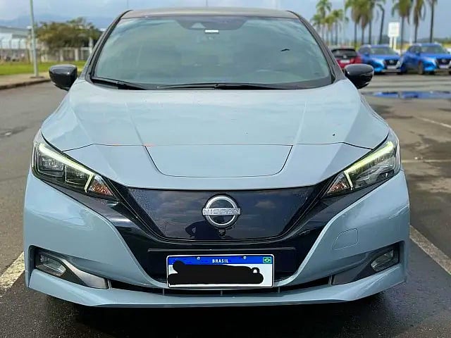 Foto de um nissan leaf terna 2022.