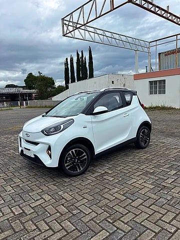 Foto de um chery icar caoa   eq1 tech 2023 100% elétrico.