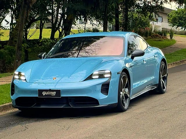 Foto de um porsche taycan 4s (elétrico).