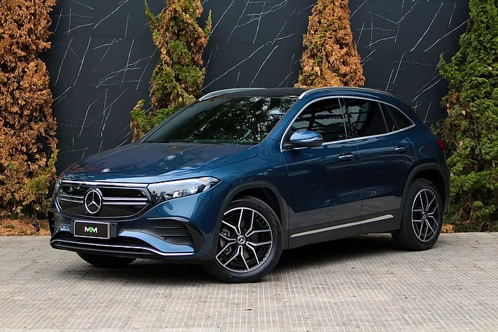 Foto de um mercedes-benz eqa 250 66,5 kw elétrico.