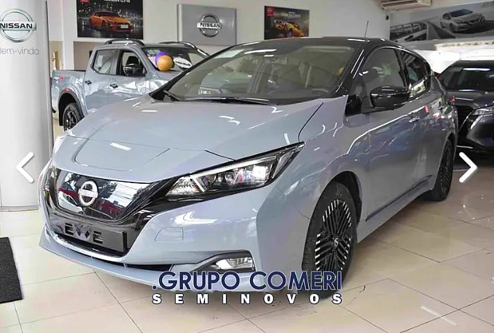 Foto de um nissan leaf 100% elétrico - o futuro da mobilidade já chegou!.